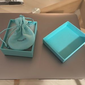 BRAND NEW NEVER WORN Tiffany Paloma's Graffiti
Oui Earring—18k gold